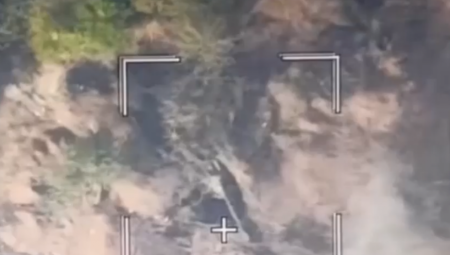 TRENUTAK UNIŠTENJA AMERIČKE HAUBICE M777 Napeto u pravcu Artjomovska(VIDEO)