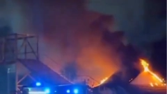 OGROMAN POŽAR U KRALJEVU Vatra guta sve sa sobom, vatrogasci pokušavaju da ugase plamen (VIDEO)