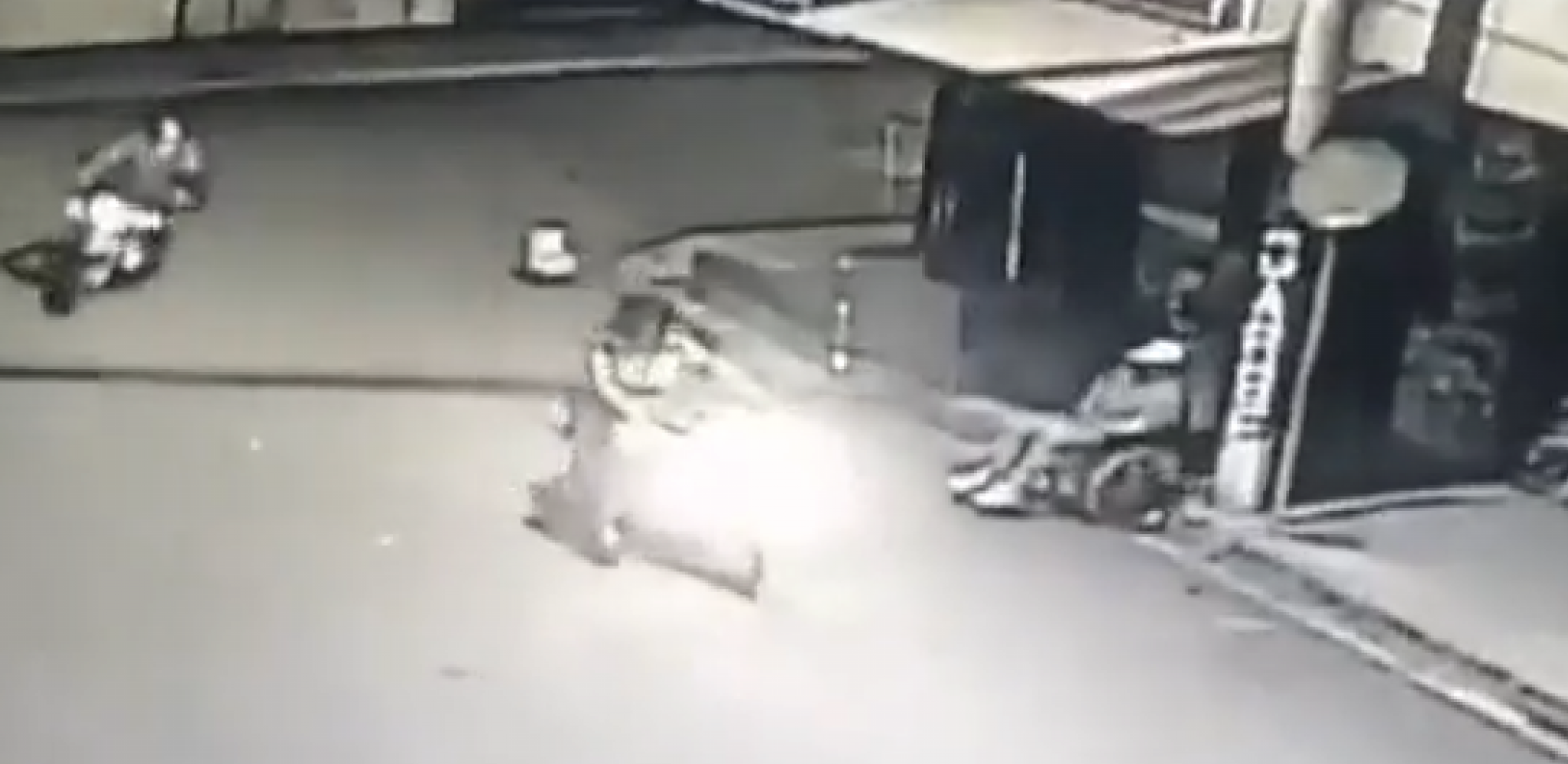 UZNEMIRUJUĆI SNIMAK! Muškarac u invalidskim kolicima snimio sopstvenu smrt, bespomoćno sedeo dok su pucali na njega