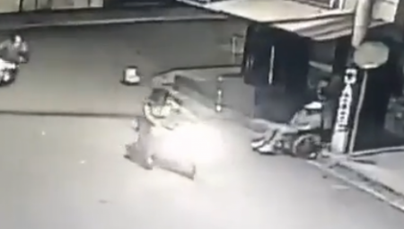 UZNEMIRUJUĆI SNIMAK! Muškarac u invalidskim kolicima snimio sopstvenu smrt, bespomoćno sedeo dok su pucali na njega