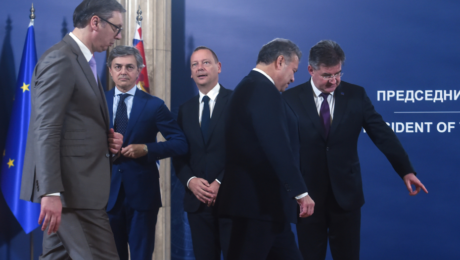 POČEO SASTANAK U PREDSEDNIŠTVU Vučić sa "velikom petorkom", teška borba za KiM