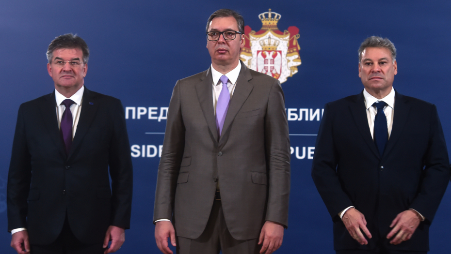 VUČIĆ SE OBRATIO JAVNOSTI Direktno iz Predsedništva nakon sastanka sa "velikom petorkom" (VIDEO)