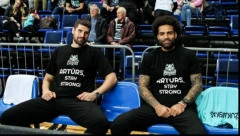 LEP GEST SRPSKOG KOŠARKAŠA Đorđe Gagić sa saigračima dao podršku igraču koji je obeležio Mundobasket