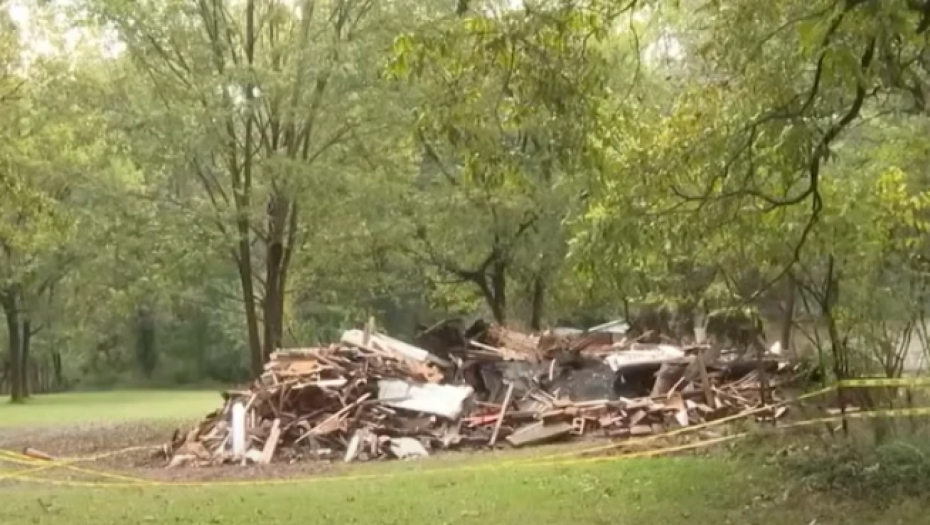 VRATILA SE SA ODMORA I ZATEKLA SRUŠENU KUĆU! Komšinica pokušala da spreči radnike, a oni su je oterali, evo šta se krije iza svega (VIDEO)