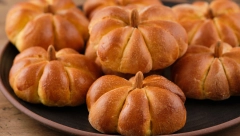 BUNDEVICE OD TESTA Napravite bundeve od testa, pa dodajte pire od bundeve za potpuni užitak