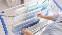 DUGO SUŠITE VEŠ, A NA KRAJU NISTE ZADOVOLJNI REZULTATOM? Pomoću ovog trika to će ići dva puta brže