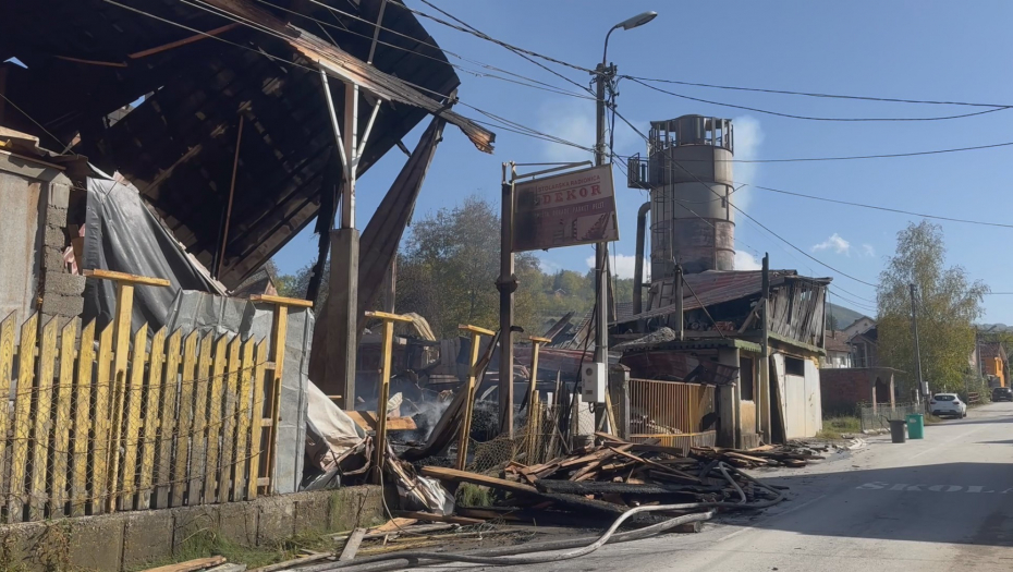 VATRA PROGUTALA FABRIKU Tokom gašenja požara povređen vatrogasac (FOTO)