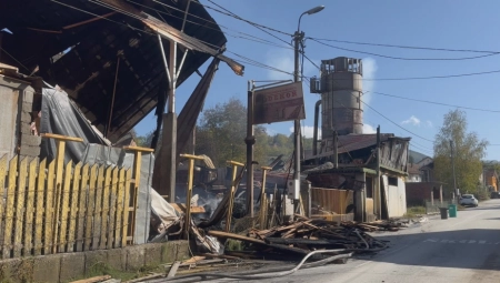 VATRA PROGUTALA FABRIKU Tokom gašenja požara povređen vatrogasac (FOTO)