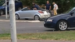 HIT SCENA U BEOGRADU! LJUDI U ČUDU POSMATRALI Pogledajte kako se grupa mladića vozi u automobilu
