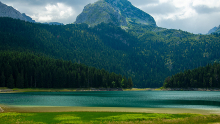 SVETI SAVA JE NA OVOM MESTU PROKLEO MONAHE Nekada je ovde bio manastir, a evo šta se danas tu nalazi