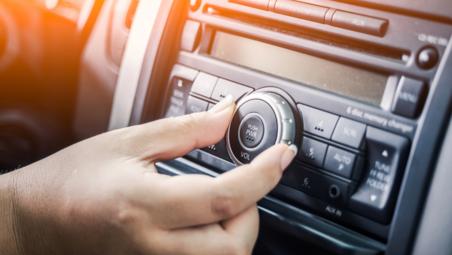 VIC DANA Zove čovek radio stanicu i traži pesmu...