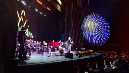 PEVAČICA NAHVATALA MUŽA SA LJUBAVNICOM! Zatekla ih u spavaćoj sobi: "Izbacila sam je napolje golu"