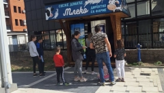 MLEKOMAT U CENTRU BAJINE BAŠTE Sve se razgrabi čim se sipa, najviše uzimaju majke za decu