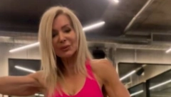 IMA 66 GODINA I SVI MISLE DA JOJ JE UNUKA MLAĐA SESTRA Prilaze joj momci od 18 i evo šta joj nude, baka je zgrožena