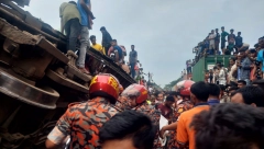 SUDARILA SE DVA VOZA, 17 OSOBA POGINULO Jeziva tragedila u Bangladešu, preko 100 povređenih