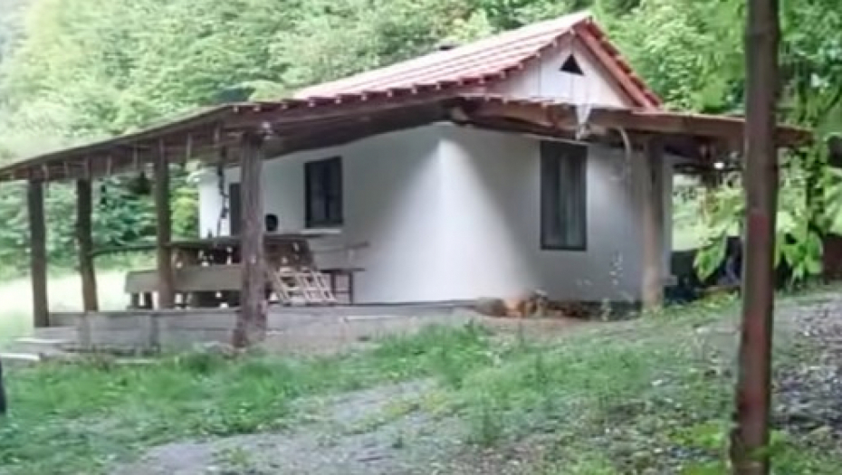 ZA 400 EVRA KUPIO PARČE RAJA Frižider nema, a ovako hladi pivo