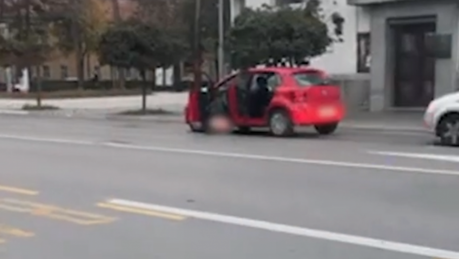 IZAŠLA IZ AUTA, ČUČNULA I ZGROZILA SVE PRISUTNE Nepoznata žena u Banjaluci zaprepastila građane svojim ponašanjem (VIDEO)