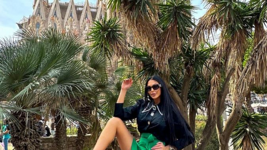 MAJA MARINKOVIĆ NAPUSTILA SRBIJU SA DVA FRAJERA Starleta šeta Barselonom, a muškarcima padaju vilice zbog stajlinga