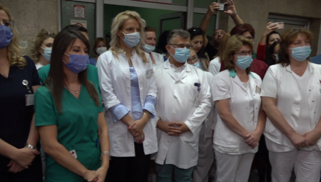 VELIKI APLAUZ ZA PREDSEDNIKA Lekari se okupili da dočekaju Vučića