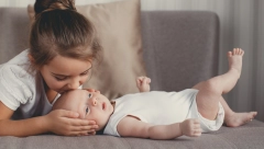 OVO JE NEŠTO NAJLEPŠE ŠTO ĆETE DANAS VIDETI Reakcija devojčice kada je prvi put ugledala brata srušila je internet