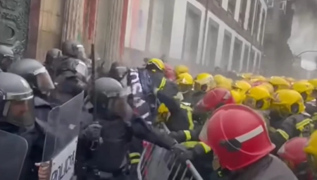 MASOVNA TUČA VATROGASACA I POLICAJACA Haos na ulicama Španije, letela pirotehnička sredstva (VIDEO)