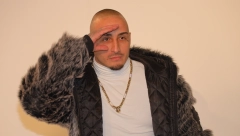 PRVO OGLAŠAVANJE VUKA MOBA Reper za Alo! nakon što je otkriveno da je u vezi sa 9 godina mlađom folk zvezdom