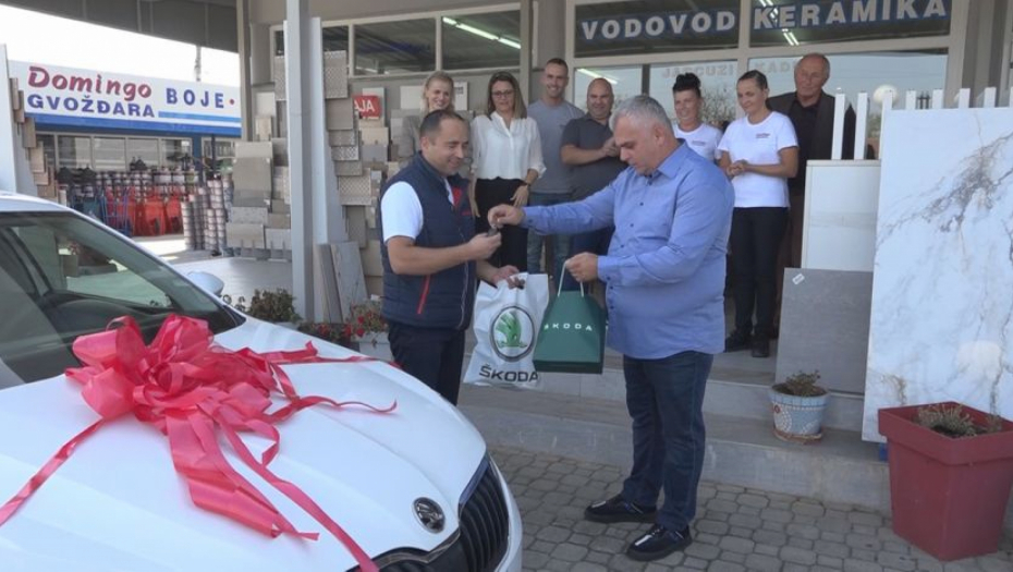 JOVIŠI DANAS ZAVIDI POLA SRBIJE: Slavi 20 godina rada, a od šefa dobio neverovatan poklon (FOTO)