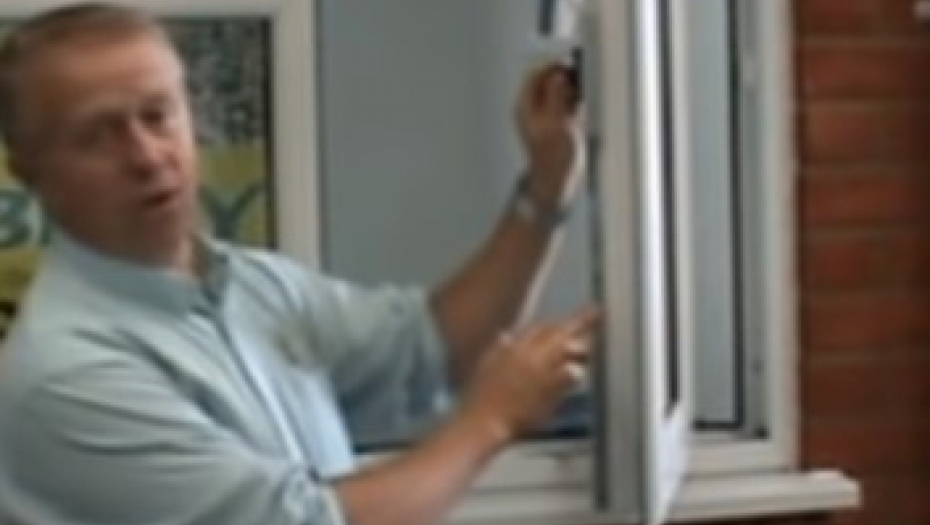NE ZABORAVITE DA PODESITE PVC PROZORE NA ZIMSKI REŽIM Majstor pokazao šta ne govore kad ih ugrade