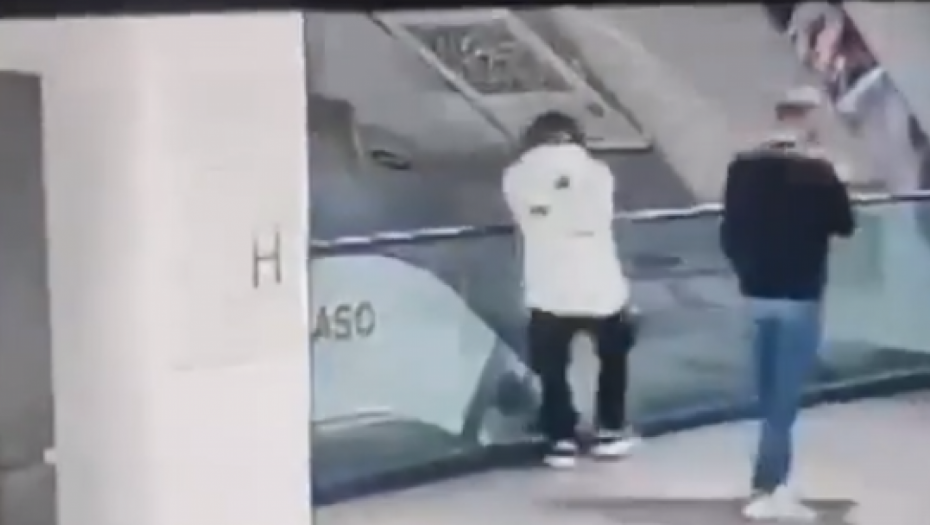 UZNEMIRUJUĆI SNIMAK PUCNJAVE U SKOPLJU! Muškarac izvadio pištolj pa hladnokrvno počeo da rešeta ljude na pokretnim stepenicama