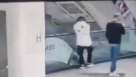 UZNEMIRUJUĆI SNIMAK PUCNJAVE U SKOPLJU! Muškarac izvadio pištolj pa hladnokrvno počeo da rešeta ljude na pokretnim stepenicama