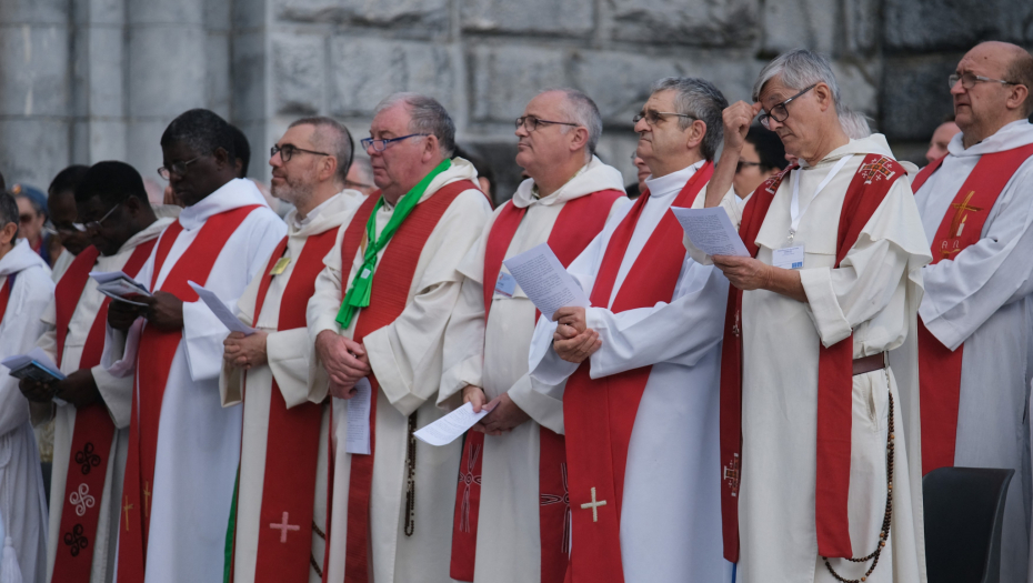 SVEŠTENICI ORGANIZOVALI ORGIJE, UHVAĆENI NAKON ŠTO JE ŽIGOLU POZLILO! Skandal koji drma Vatikan