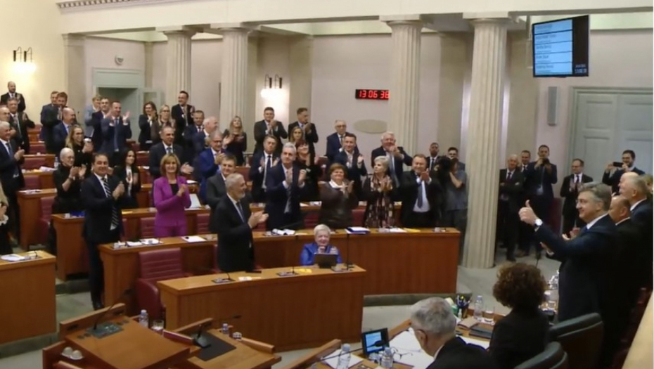 CIRKUS U HRVATSKOM SABORU! Kad je Plenković podneo izveštaj - počeo je HAOS opozicije (VIDEO)