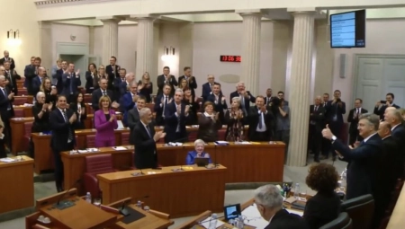 CIRKUS U HRVATSKOM SABORU! Kad je Plenković podneo izveštaj - počeo je HAOS opozicije (VIDEO)