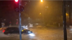 ULICE POD VODOM, KIŠA SVE JAČE PADA Osvanuli snimci strašnog potopa u komšiluku (VIDEO)