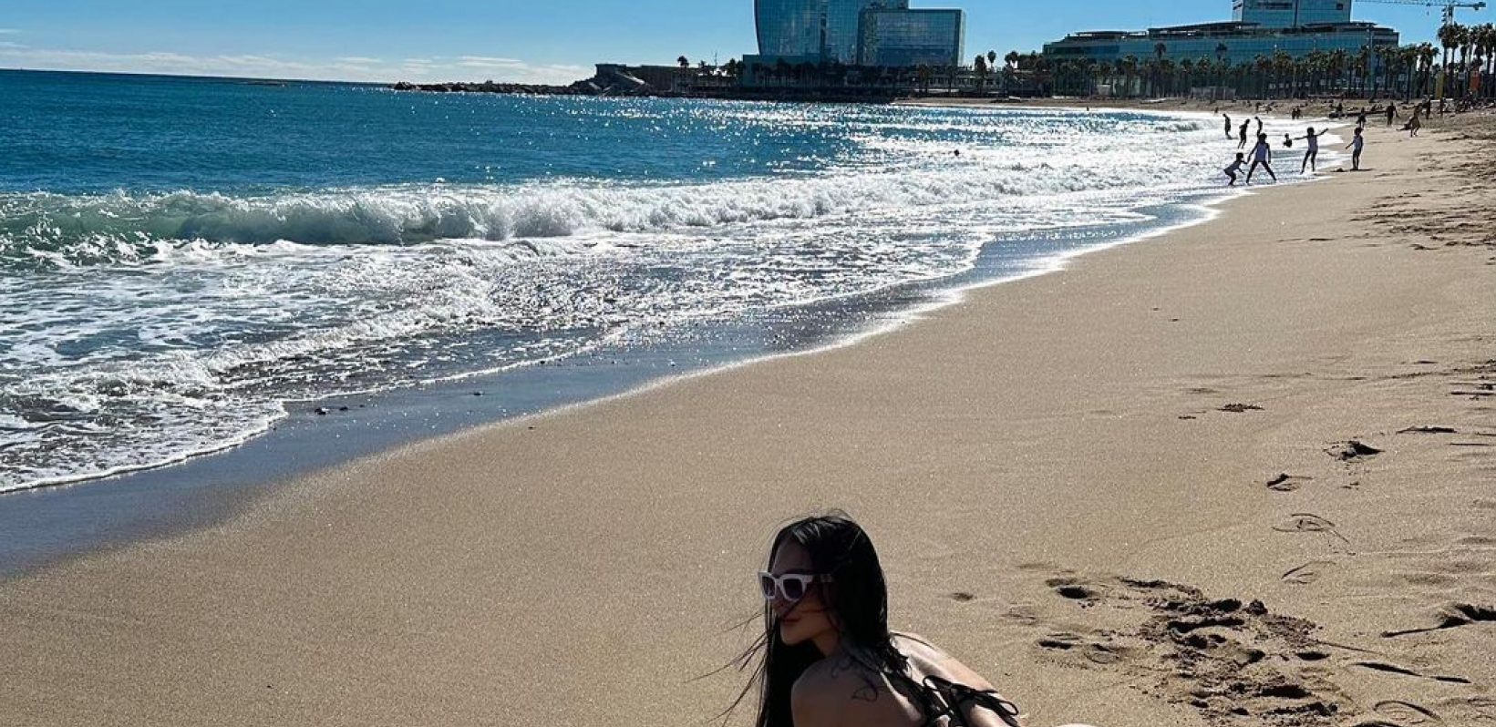 "IZGLEDAŠ PREJEFTINO, OVO JE SRAMOTA": Maja Marinković na stubu srama zbog skandaloznih fotografija sa plaže