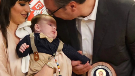 "OPET NAM SE NA KOSOVU I METOHIJI RAĐAJU LAZARI" Kod predsednika kumče sa roditeljima