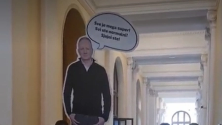 CIRKUS OPOZICIJA Marinika u skupštinu unela Đilasa od stiropora