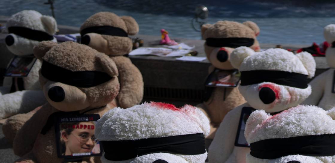 KRVAVI PLIŠANI MEDVEDIĆI SVUDA PO ULICI Jeziva scena u Tel Avivu, na svakoj igrački stoji poruka (FOTO)