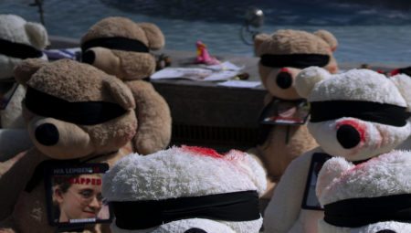 KRVAVI PLIŠANI MEDVEDIĆI SVUDA PO ULICI Jeziva scena u Tel Avivu, na svakoj igrački stoji poruka (FOTO)