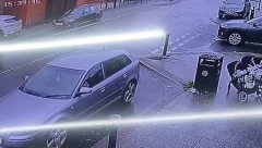 ŠOKANTAN TRENUTAK Autom projurio pored majke koja gura kolica pre nego što se zabio u kuću