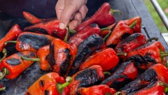 FANTASTIČNA CAKA NAŠIH BAKA Kako da najbrže oljuštite gomilu pečenih paprika za ajvar