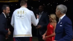 ISPALA GODINE JE MNOGIMA PROMAKLA Misteriozna plavuša je krenula prema Jokiću sa ispruženom rukom, a onda... (VIDEO)