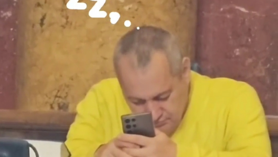 NEĆETE VEROVATI ŠTA SRĐAN MILIVOJEVIĆ RADI U SKUPŠTINI Šokanatan snimak iz parlamenta