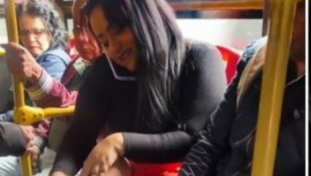 HAOS U GRADSKOM PREVOZU Devojka skinula čizmu, podigla nogu i zbog onoga što je uradila jedni su povraćali, a drugi je dizali u nebesa