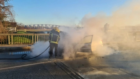 BUKTINJA U CENTRU KRAGUJEVCA Automobil se zapalio tokom vožnje