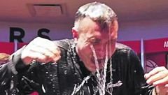 SA SREĆOM! Prva pobeda dostojno zalivena: Darkovo krštenje u svlačionici