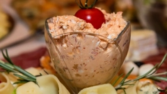 DOMAĆI URNEBES KAO IZ MESARE Pikantni namaz koji se pravi jednostavno sa svim sezonskim sastojcima