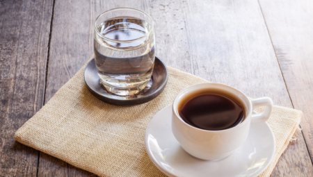 OBIČAJ ZA KOJI SIGURNO NISTE ZNALI Evo zbog čega se uz kafu uvek služi i čaša vode