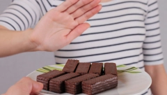 POBEDITE ŽELJU ZA SLATKIŠIMA Evo zašto vam se stalno jede čokolada i koje doba dana je najopasnije za slatki greh