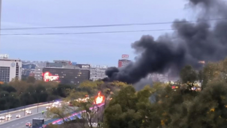 ZATVOREN BRANKOV MOST Gori autobus, rotacije u centru Beograda (VIDEO)